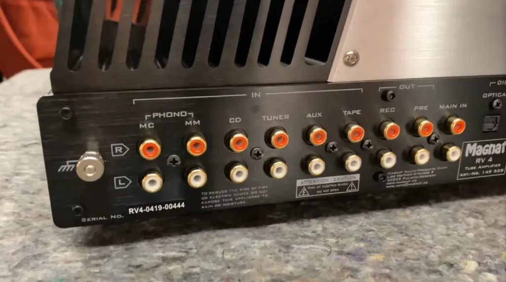 Magnat RV4 back panel Look with input terminals