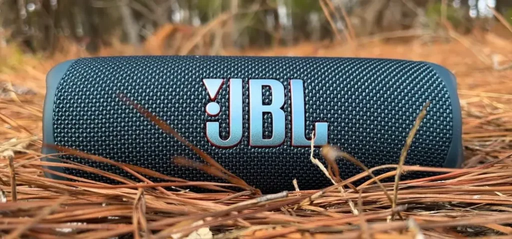 A Closer Look of JBL Flip 6 In BLACK COLOR in Ampreviews comparison of jbl flip 5 vs flip 6