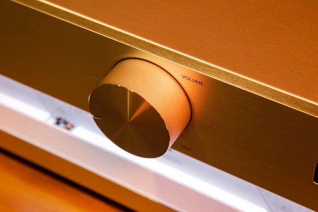 A Closer Look of Volume knob of Technics SU-G700 Amplifier