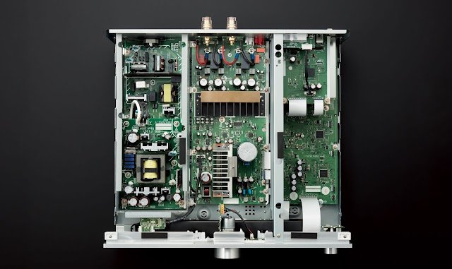 Inner look of Technics SU-G700M2 Integrated Amplifier