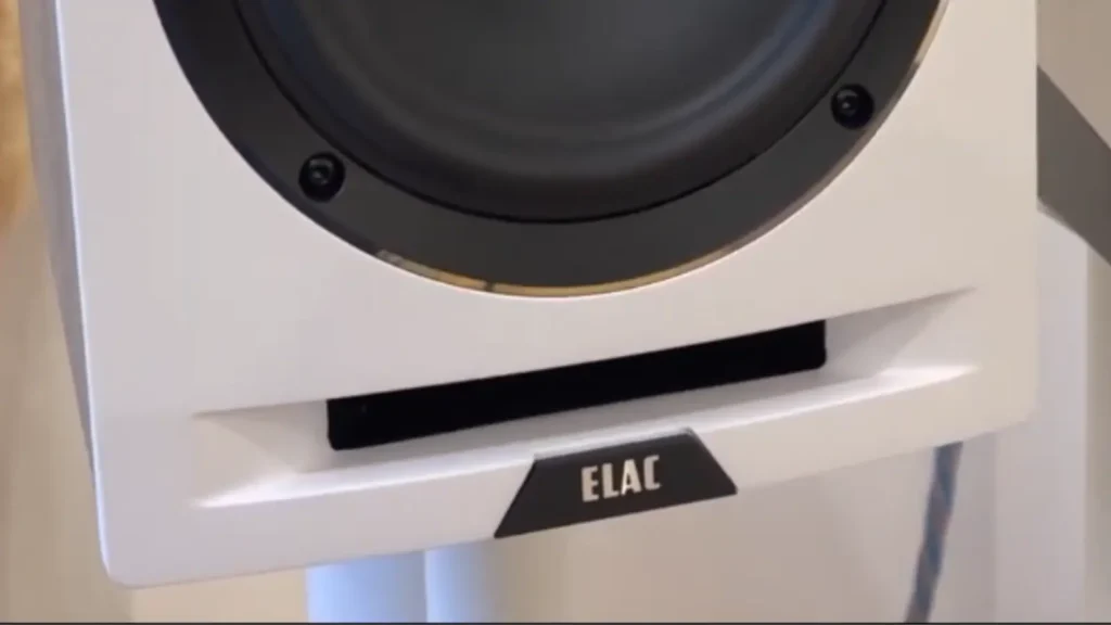ELAC Uni-Fi Reference UBR62 front bass reflex port and cabinet design